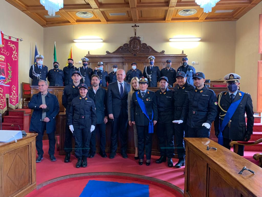 La cerimonia di assunzione dei 5 vigili urbani vincitori del concorso